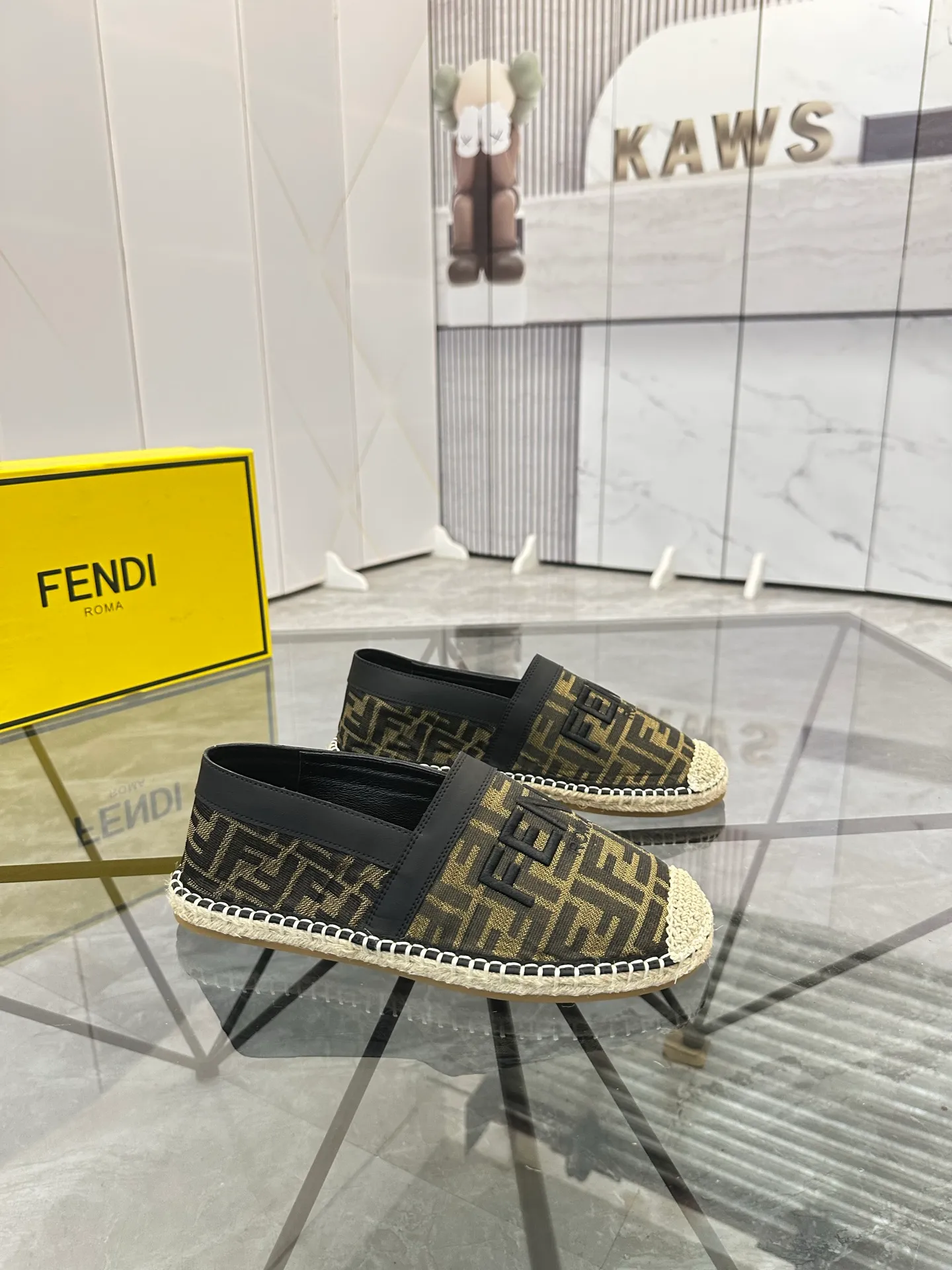 Selling men's shoes 💰: 💰P420¥ Product trademark: Fendi* "Fendi*" low-top fisherman's shoes Regular size: 38-44 (can be customized to 37.45) Product materials: upper imported cowhide stitched with original fabric, sheepskin lining, original outsole. Number: 1023